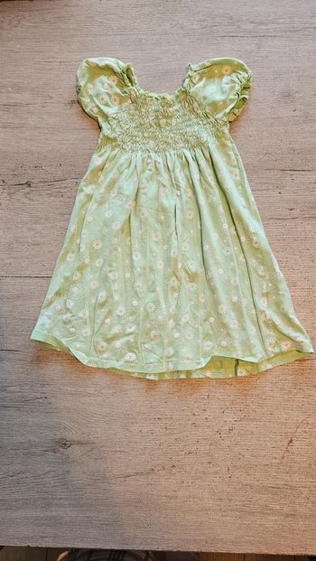 Robe d été vert très clair avec fleurs blanches, Milla, 6 ans, peu mise