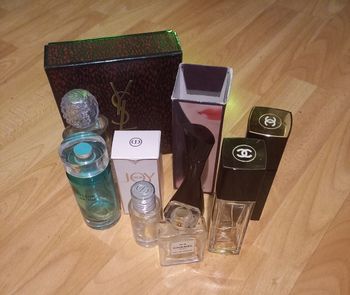 Lot de flacons de parfums vides
