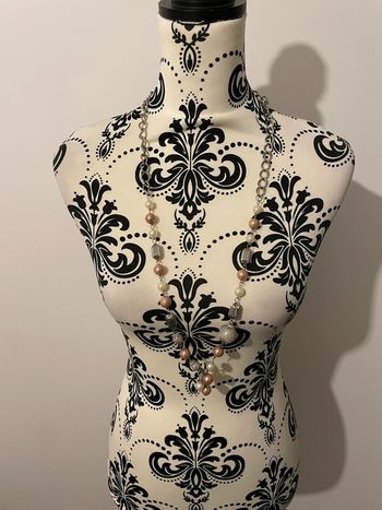 Collier long saut gris argenté perle rose clair et blanc