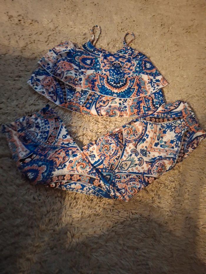 Magnifique ensemble pantalon taille haute et croc top très bonne état fille 6 ans shein Multicolore - photo numéro 2