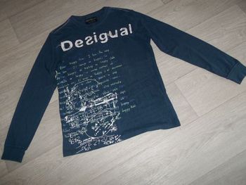 Tee shirt DESIGUAL bleu outremer et écritures multicolores M TBE