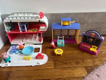 Camping car et école peppa piG