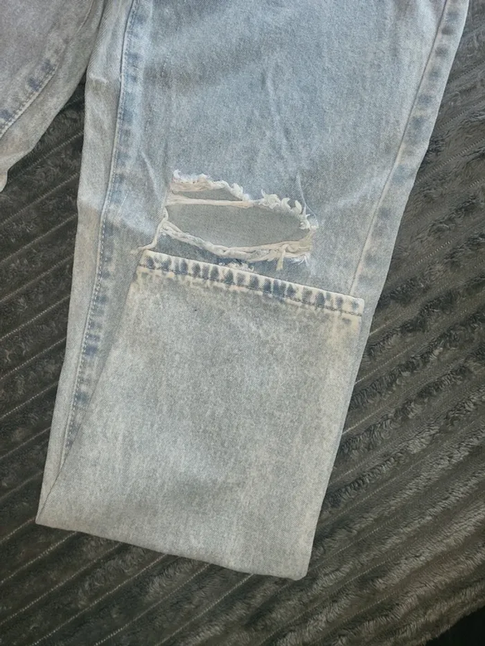 Jeans troué - photo numéro 2