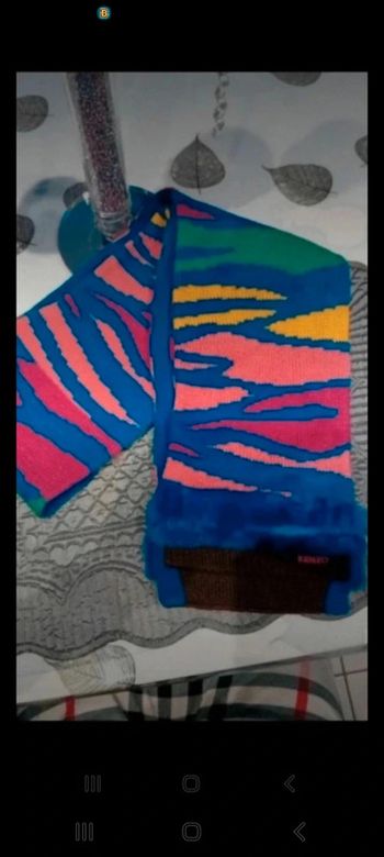 Écharpe kenzo idéal pour un cadeau  très agréable à porter prix d achat 105€ neuve