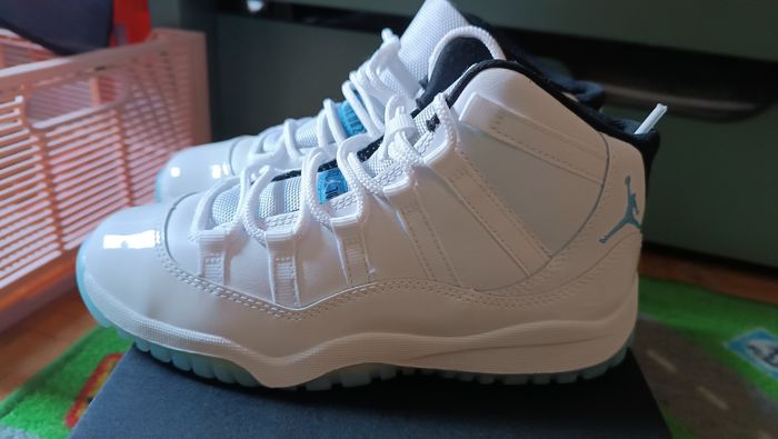 JORDAN rétro 11 blanc