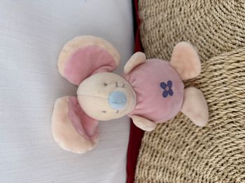 DOUDOU PELUCHE AJENA SOURIS ROSE ECRU BLANC VIOLET BLEU FLEUR GRELOT