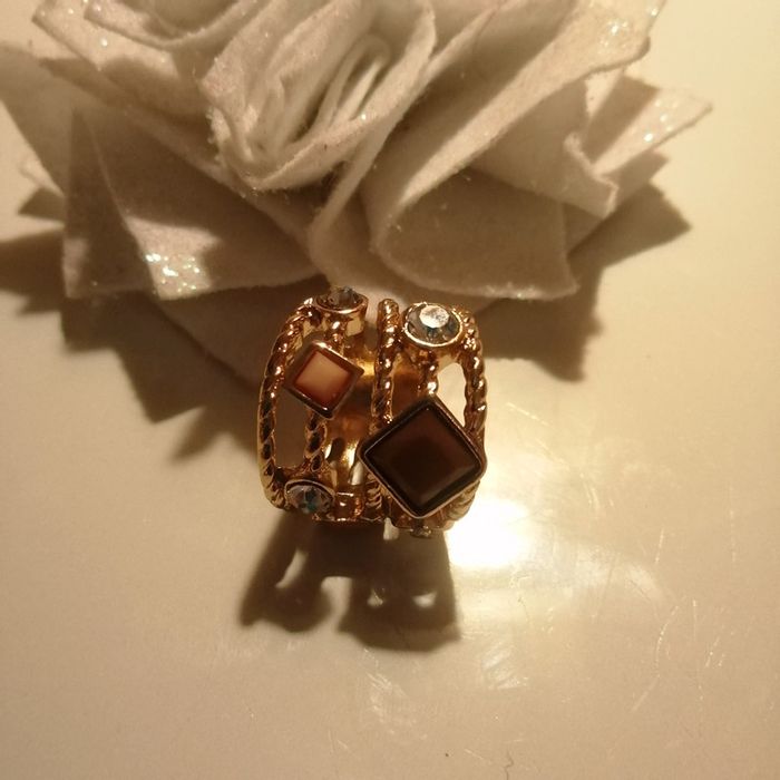 🌸Bague dorée multi-rangs sertie de cristaux Neuve T. 57🌸 - photo numéro 4
