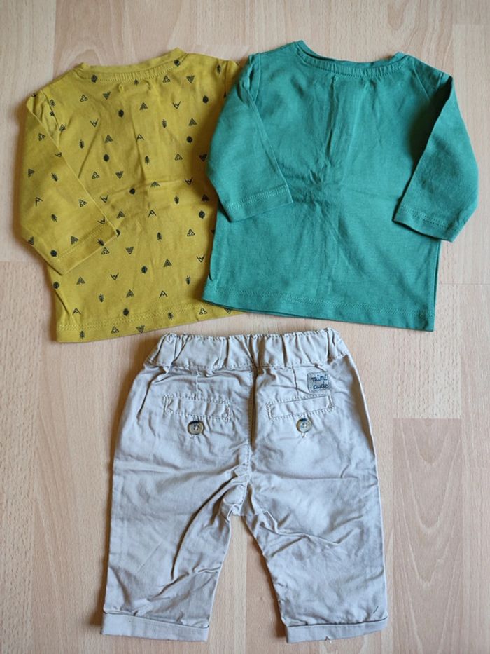 Lot tenue neuve pantalon léger + 2 t-shirts manches longues col tunisien Kiabi en 1M - photo numéro 2
