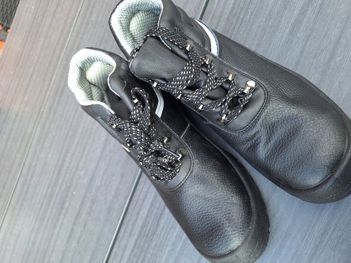 Chaussures de sécurité basses neuves pointure 43 - photo numéro 2