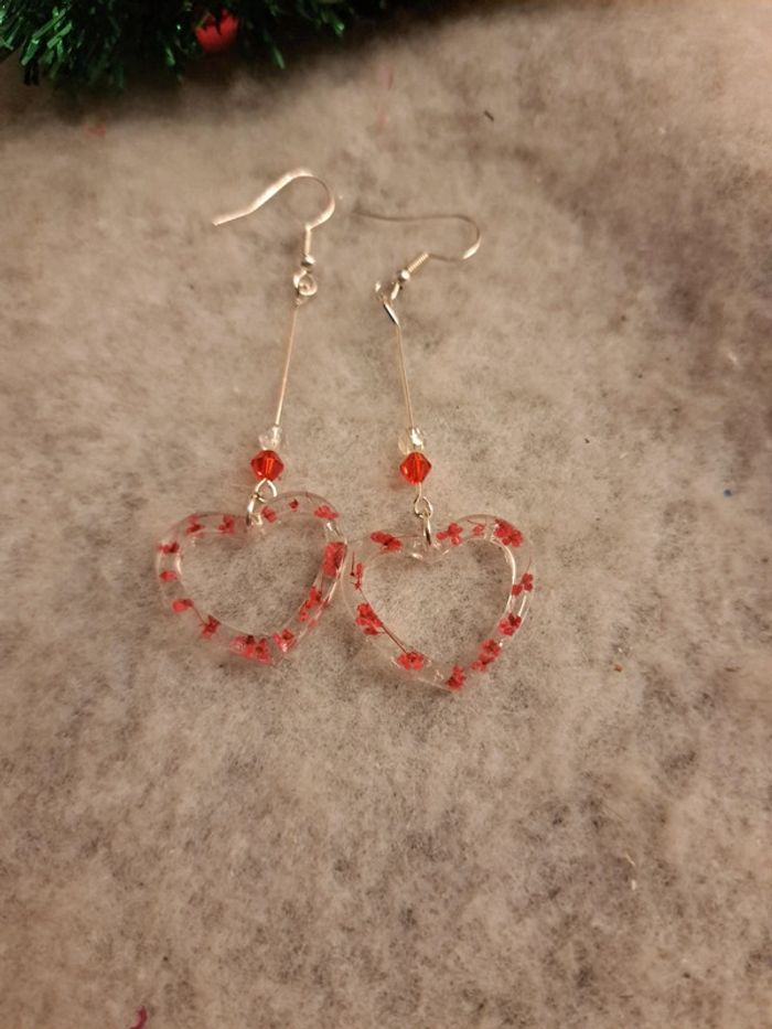 Boucles d'oreilles pendante en résine cœur rouge florale - photo numéro 3