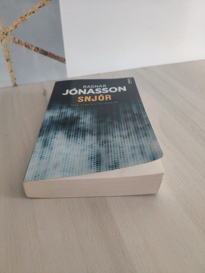 Livre poche Snjor Jonasson huis clos à l'islandaise - photo numéro 2