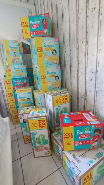 Différents lots cartons XXL Pampers neuf jamais ouvert