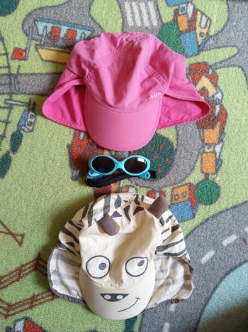 Lot casquettes et lunettes de soleil 2-4 ans