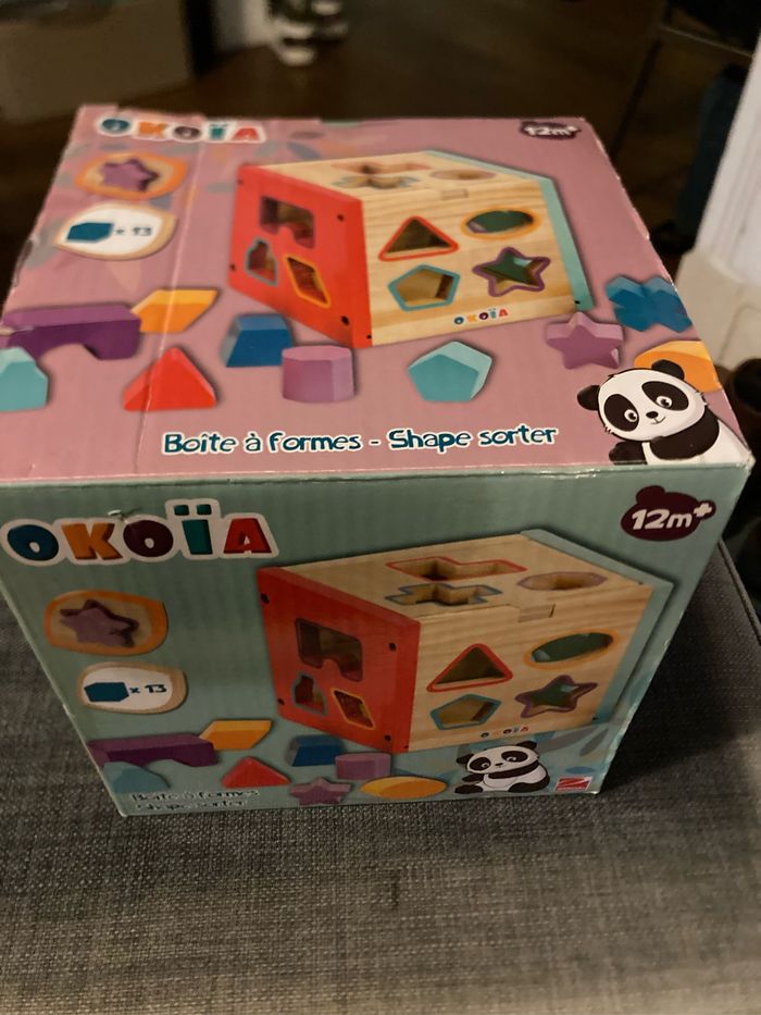 Boîte à formes en bois multicolore sur plusieurs côtés Okoia