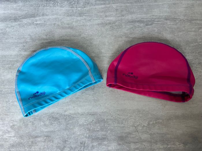 lot 2 bonnets de bain piscine bleu et rose foncé taille XS