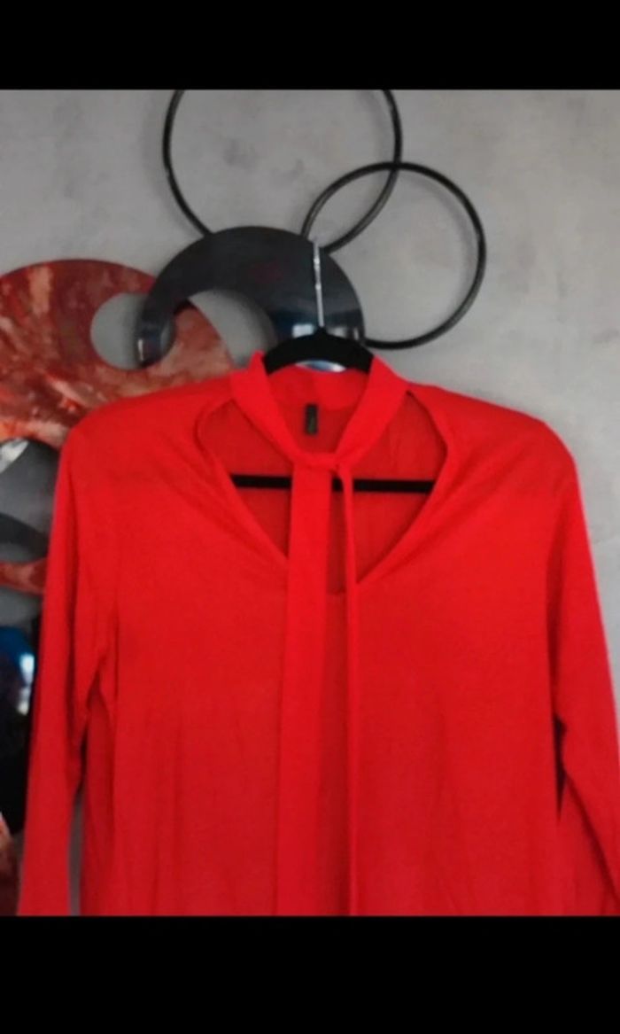 Haut rouge col lavallière Benetton - photo numéro 2