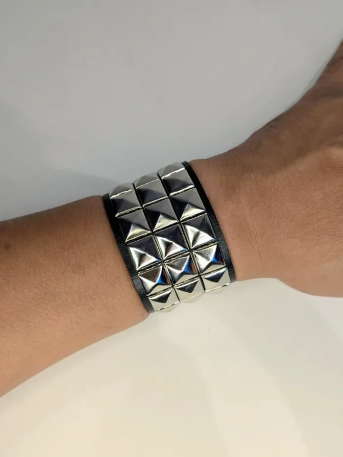 Bracelet gothique clouté – L’icône rebelle à ton poignet
