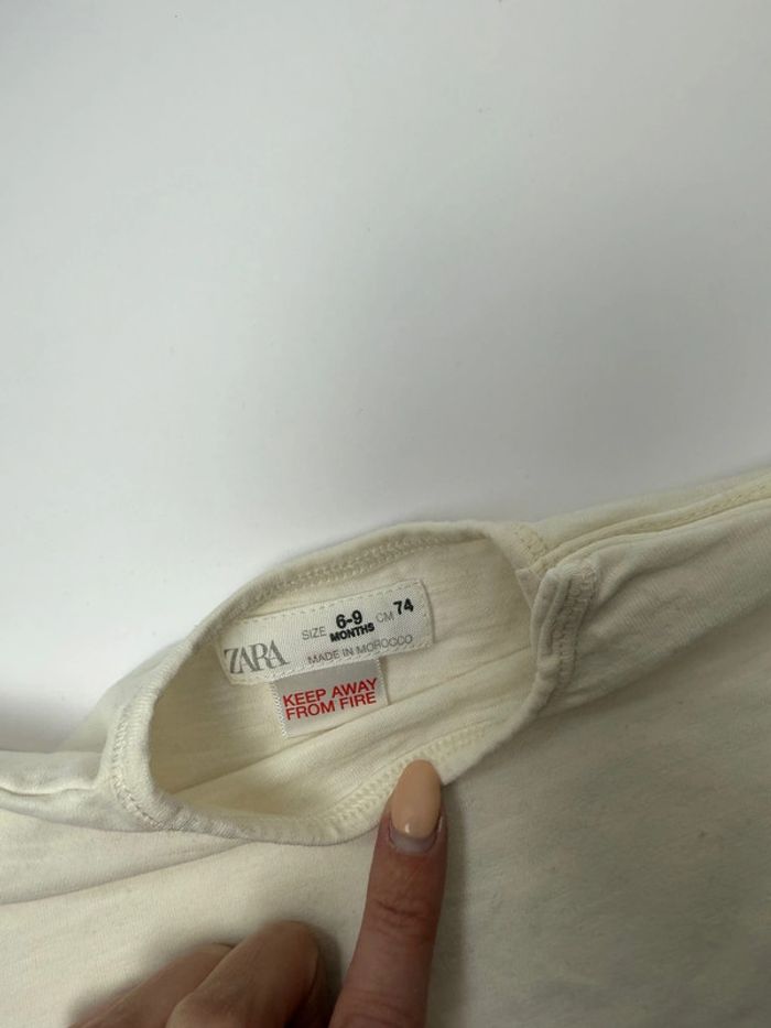T-shirt Zara baby blanc cassé taille 6-9 mois parfait état - photo numéro 2