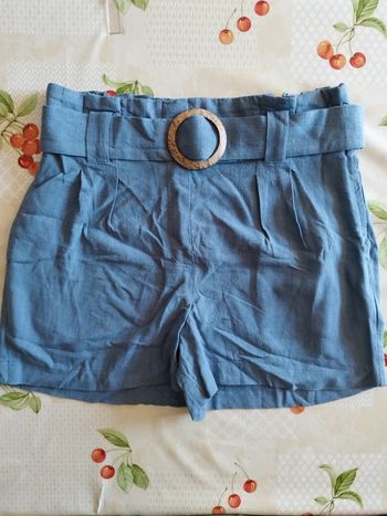 Superbe short bleu joli détail avec la boucle en bois à la ceinture New Look taille 38
