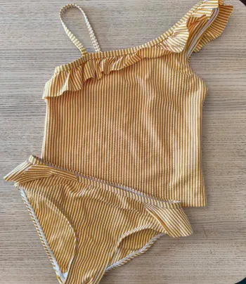🌞 Maillot de bain 2 pièces rayé jaune – 8/9 ans