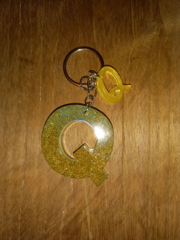 Porte clé lettre Q sable résine epoxy