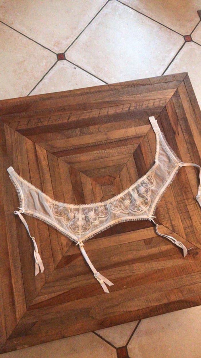 Porte jarretelle ivoire neuf Valege - photo numéro 4