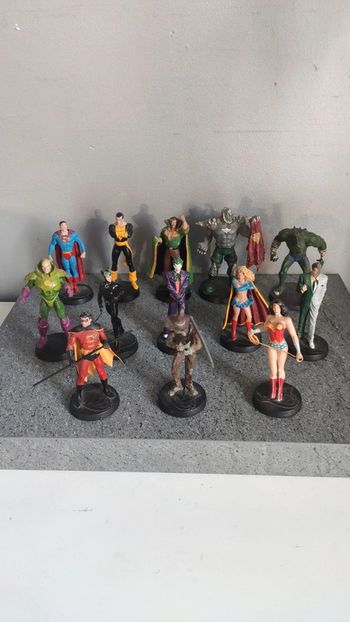 Lot de 13 figurines DC comics en plomb bon état