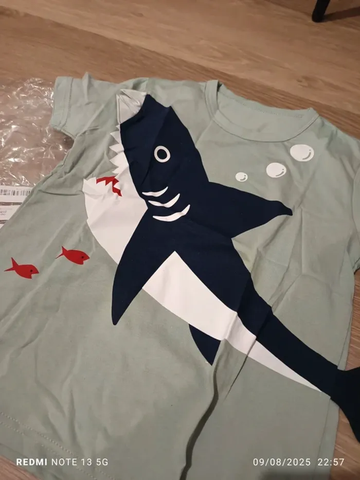 Magnifique tee shirt requin neuf taille 10 ans - photo numéro 3