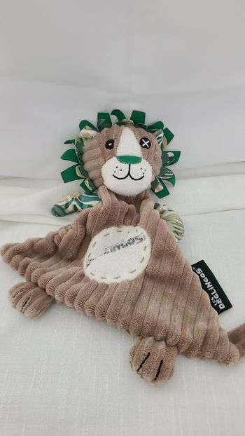 Doudou Semi Plat Lion Jelekros Beige Vert Rouge Déglingos