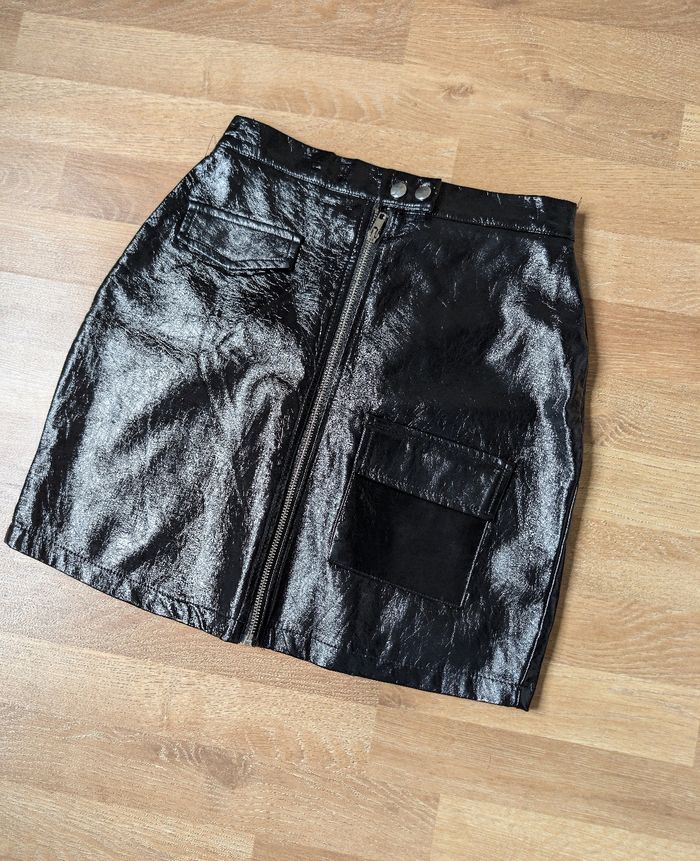 Jupe taille haute noire simili cuir enduit tendance, rock automne-hiver Marque Nasty Gal Taille 36 S 
Très bon état - photo numéro 5