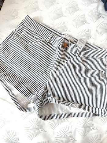 Short court à rayures