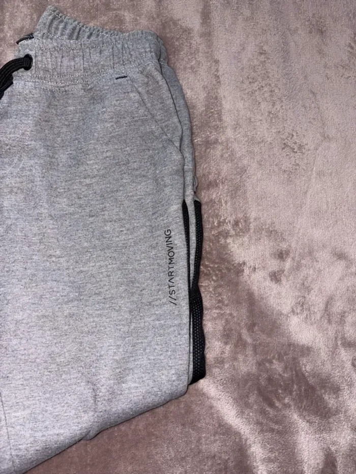 Pantalon de jogging femme gris Bershka taille XS en très bon état. - photo numéro 2