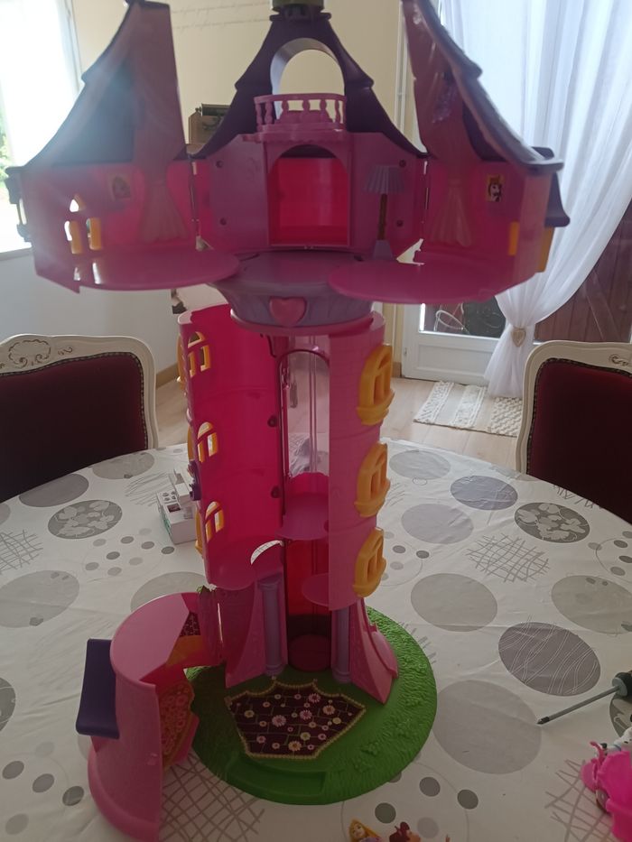 Château et figurine - photo numéro 3