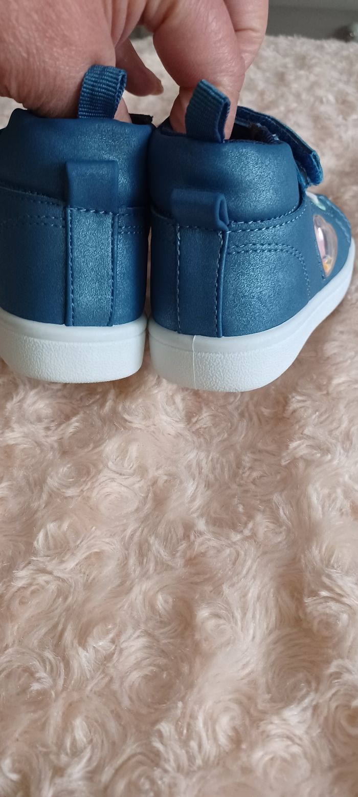 Très jolie paires de baskets fille Pointure 22 - photo numéro 4