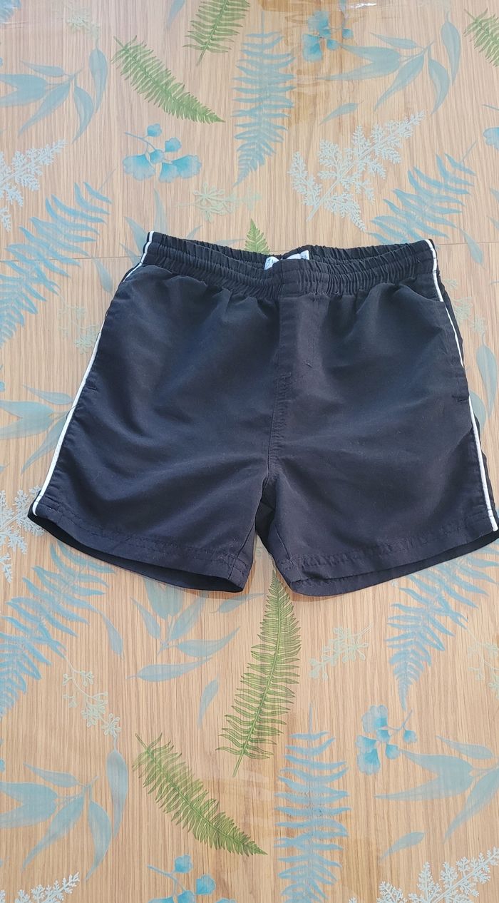 Short taille 5 ans Très bon état - photo numéro 2