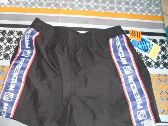 short de bain garçon noir marque Freegun taille 10/12 ans