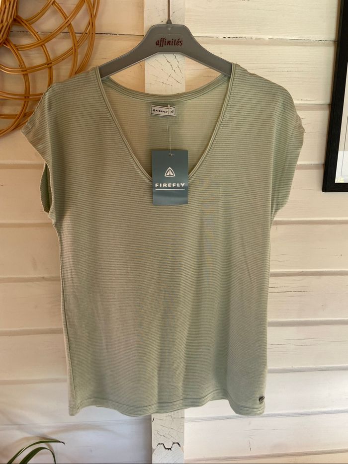 T.shirt manches courtes col V rayé