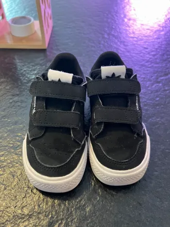 Basket noire à scratch Adidas continental vulc enfant 23