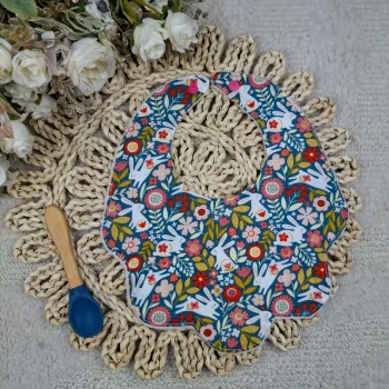 Bavoir forme fleur motif lapin 2