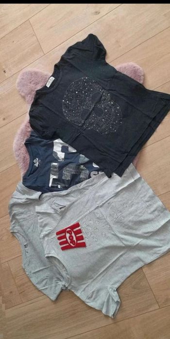 lot de  T-shirt 8/ 9  ans +  un  débardeur