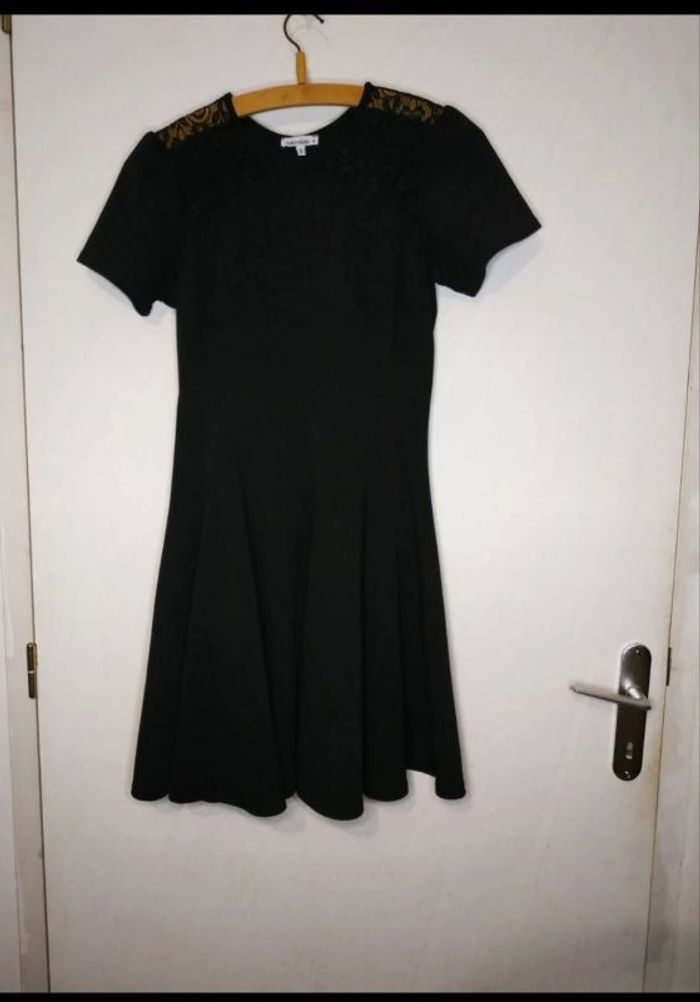 Robe noire dentelle mimi taille 36