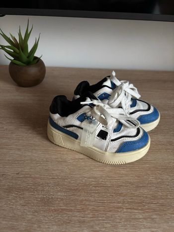 Basket basse river Island taille 24 blanche bleu garçon.