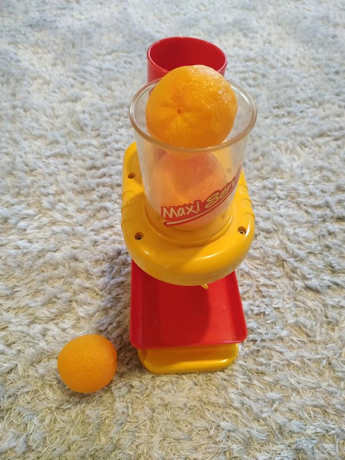 Presse agrumes, ses 2 verres et ses 3 oranges - photo numéro 2