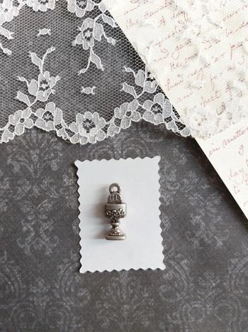 magnifique pendentif religieux calice couleur argenté