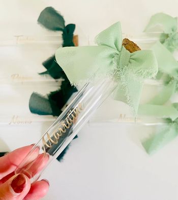 Fiole en verre avec prénom des invités | cadeau personnalisé pour vos invités