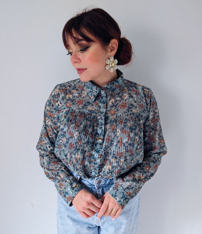 Chemise voilage fleurie bleu gris tendance romantique moderne Marque By Izea Taille 38 M