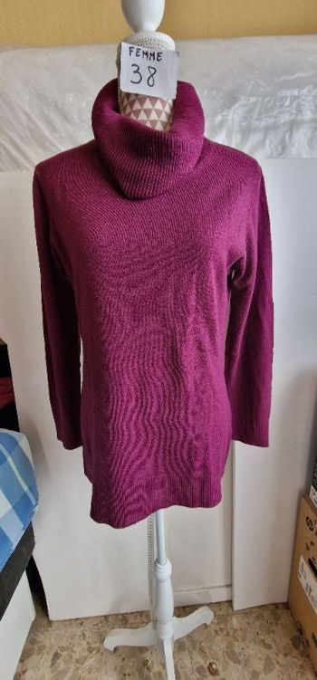 Pull, violet, en bon état ( légèrement bouloché) en acrylique, longueur 69cm