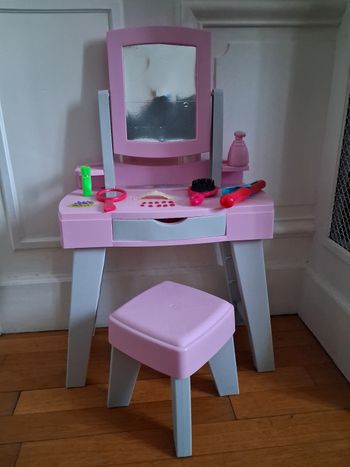 Petite coiffeuse enfant