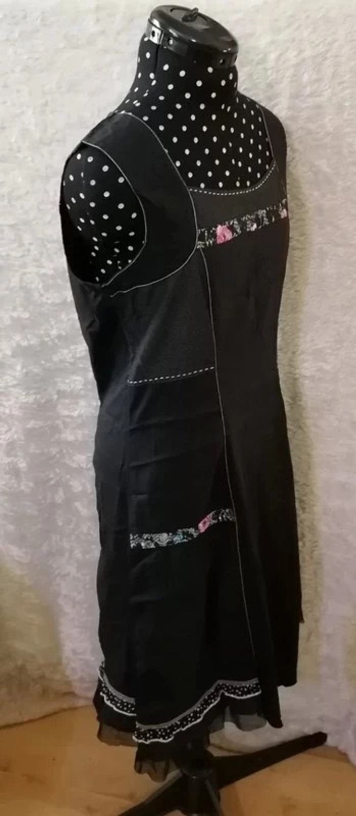 Robe courte noir dentelle fleurs - photo numéro 3