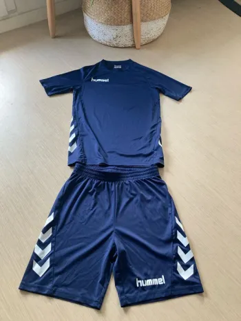 Ensemble short et t-shirt Hummel 16 ans neuf